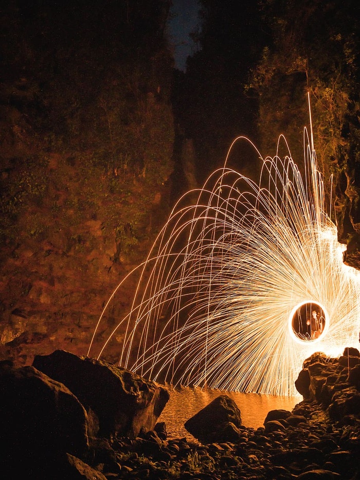 岩石附近的烟花、自然、户外、艺术、绘画、夜晚、烟花、山脉