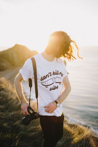 人，拿着，单反相机，站着，悬崖，旁边，身体，水