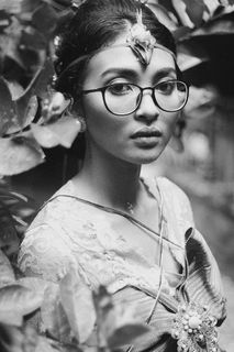 花园附近的灰度、女性、女性、肖像、眼镜、婚礼、婚纱、仪式