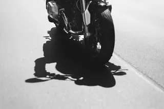 灰色和银色摩托车