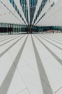 现代白色建筑，建筑师艾利斯·马泰乌斯的EDP总部，葡萄牙里斯本