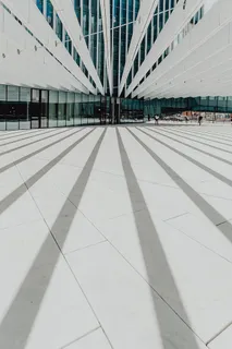 现代白色建筑，建筑师艾利斯·马泰乌斯的EDP总部，葡萄牙里斯本