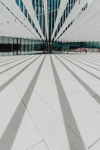 现代白色建筑，建筑师艾利斯·马泰乌斯的EDP总部，葡萄牙里斯本