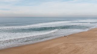 岸边的人, 水, 海洋, 海, 自然, 户外活动, 海岸线, 海滩