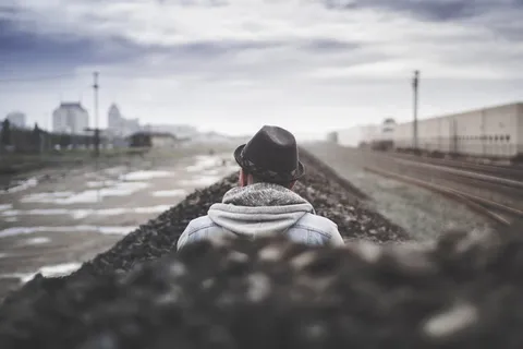 坐在水体旁的人的选择性聚焦