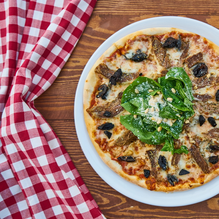 披萨、肉、面团、蔬菜、橄榄、香肠、沙拉、火腿