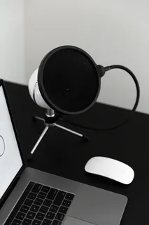 在魔法鼠标旁打开MacBook Pro 在魔法鼠标旁打开MacBook Pro