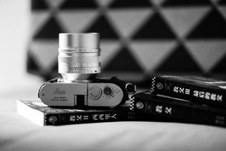 盒子上的灰色数码单反相机