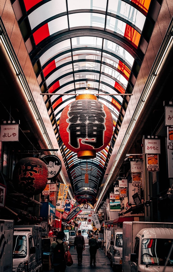 三个人在铺好的路上穿着