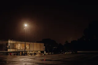 夜间灰色混凝土建筑