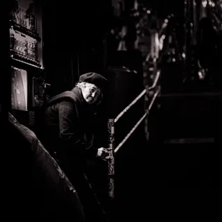 穿着黑色长袖的老人