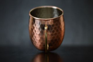 选择聚焦摄影中的黄铜色杯