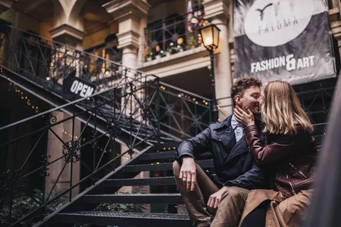 坐在楼梯上的女人和男人