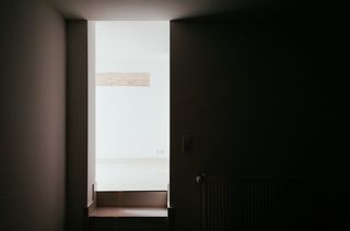 白色散热器加热器、走廊、建筑物、窗户、灯光、房间、灰色、白板