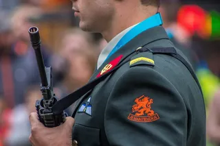 一个拿着步枪的男子正在进行选择性摄影