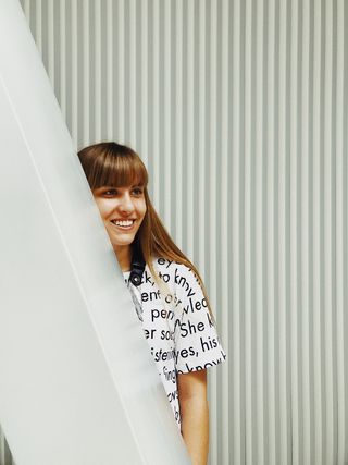 穿着灰色衬衫的女士