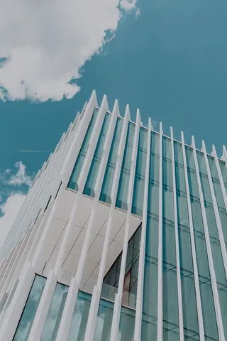 现代白色建筑，建筑师艾利斯·马泰乌斯的EDP总部，葡萄牙里斯本