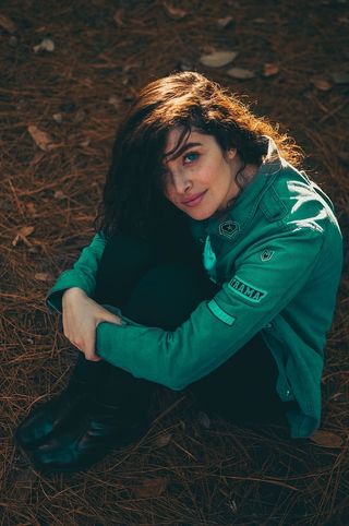 坐在地上的女人