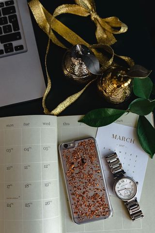 带Macbook、iPhone、日历、手表和记事本的家庭办公桌