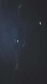 白天水上两艘白船的顶视图摄影 白天水上两艘白船的顶视图摄影
