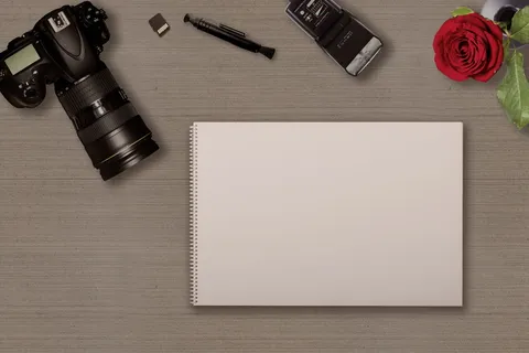 数码相机、笔记本电脑、存储卡、热靴式闪光灯、sd卡、摄影设备、桌子、相机刷