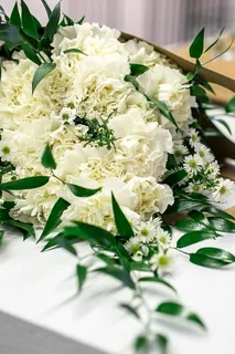 桌子上摆着一束美丽的白花 桌子上摆着一束美丽的白花