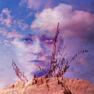 女人，脸，肖像，眼睛，凝视，天空，云彩，沙子