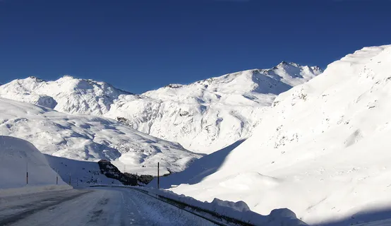 雪、有盖、混凝土、道路、山脉、白天、山脉、冰川 雪、有盖、混凝土、道路、山脉、白天、山脉、冰川