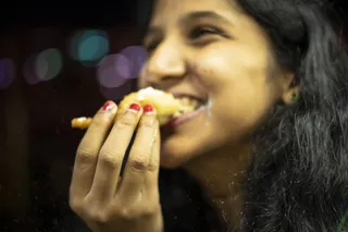 一个人，食物和饮料，吃，特写，头像，菜鸟图库，年轻人，食物