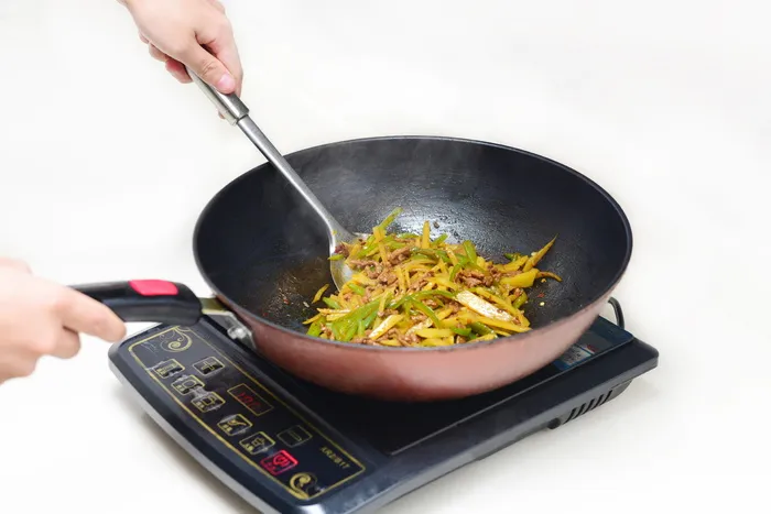 人熟蔬菜，土豆丝，电磁炉，厨师，土豆丝，餐饮，准备