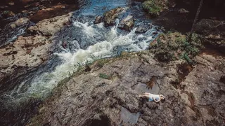 白天躺在水体附近的人