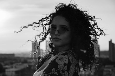 戴墨镜的女子的单色照片