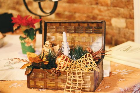 木头、艺术品、鲜花、桌子、篮子、蓝笔、盒子、蜡烛 木头、艺术品、鲜花、桌子、篮子、蓝笔、盒子、蜡烛