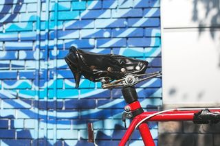 城市自行车座椅照片