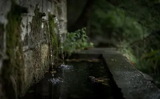 混凝土墙上的水滴