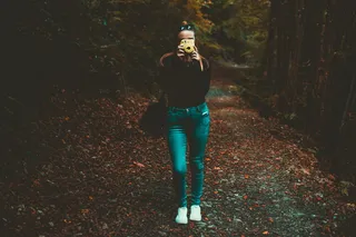 手持黄色摄像机的女子