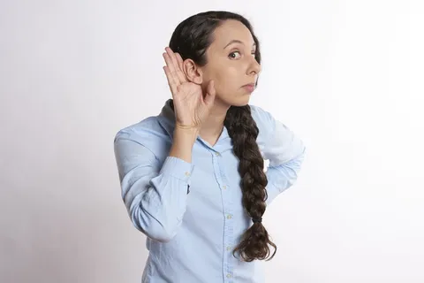 女人,推杆,右手,耳朵,听,听,年轻,女孩 女人,推杆,右手,耳朵,听,听,年轻,女孩