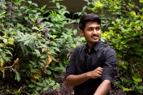 站在植物旁边的人