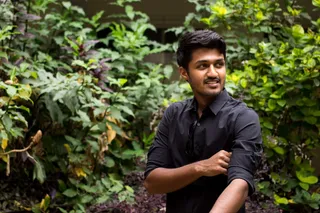 站在植物旁边的人