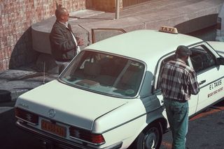 白色出租车，人，人，车辆，汽车，交通工具，汽车，服装