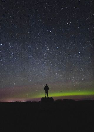 加拿大，萨斯喀彻温省，货车，人，星星，北极光，北极光，夜晚