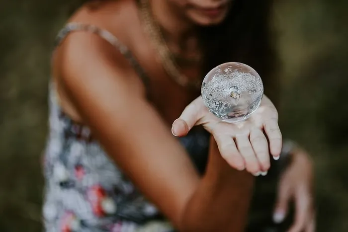 拿着小水晶球的女人