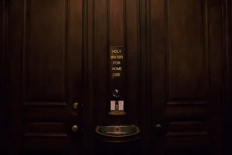 关闭的棕色木门