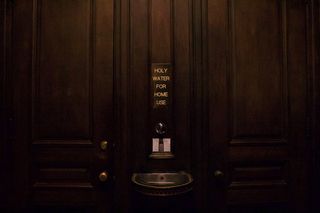 关闭的棕色木门