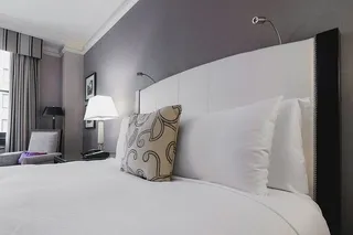 布莱特酒店客房床照