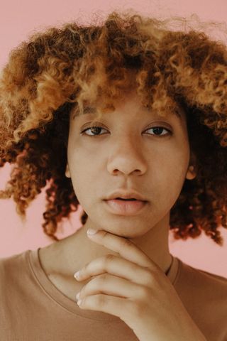 手放在下巴上的女人