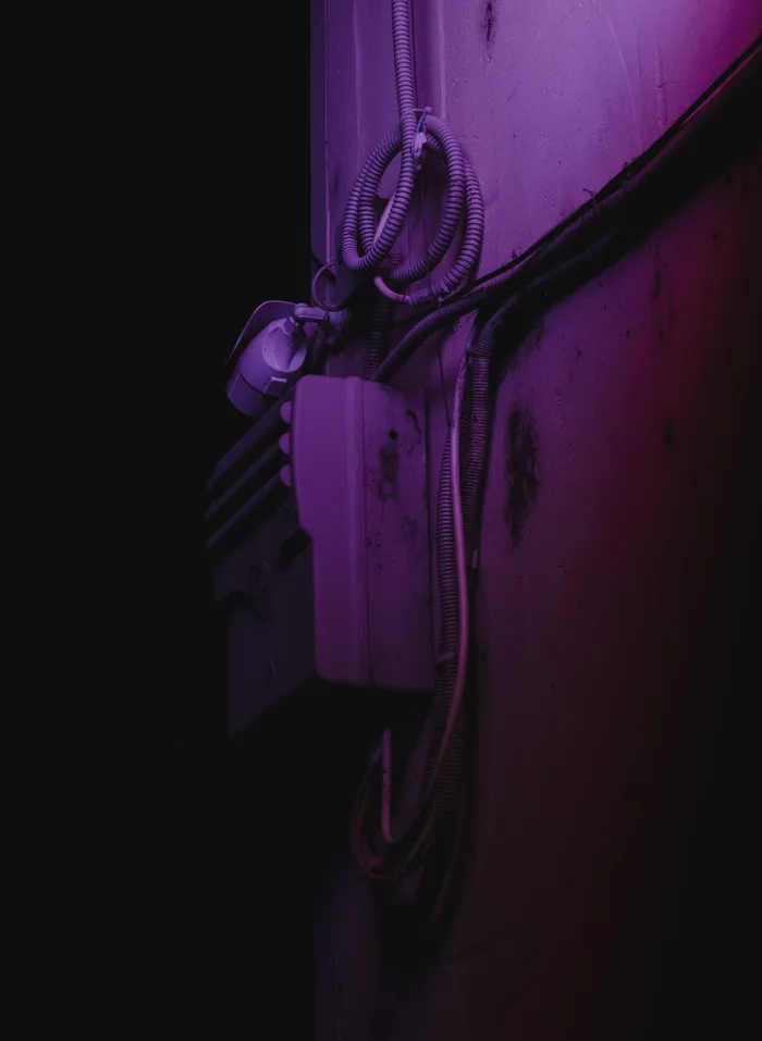 白墙上的黑色涂层电线