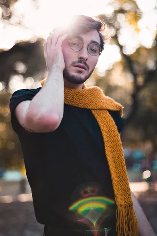 戴黄围巾的男子