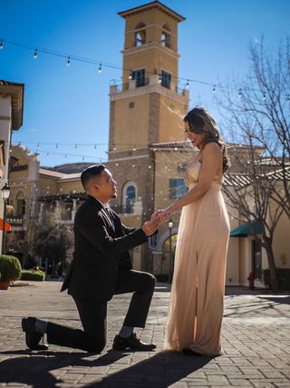 男人跪在女人面前