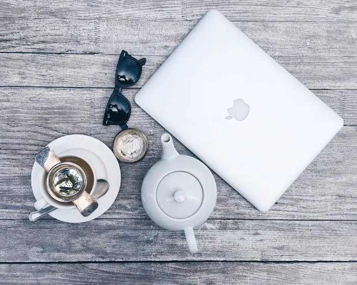 白色陶瓷茶壶旁的银色MacBook